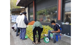 판매처 잃은 베트남 과일은  길거리 노점상으로 